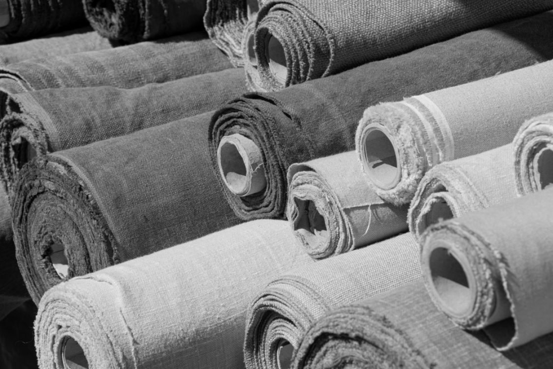 Rolos de tecido armazenados na fábrica da Maliber.