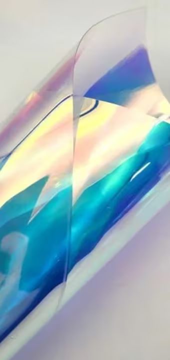Lâmina de PVC transparente Crystal com reflexo iridescente.